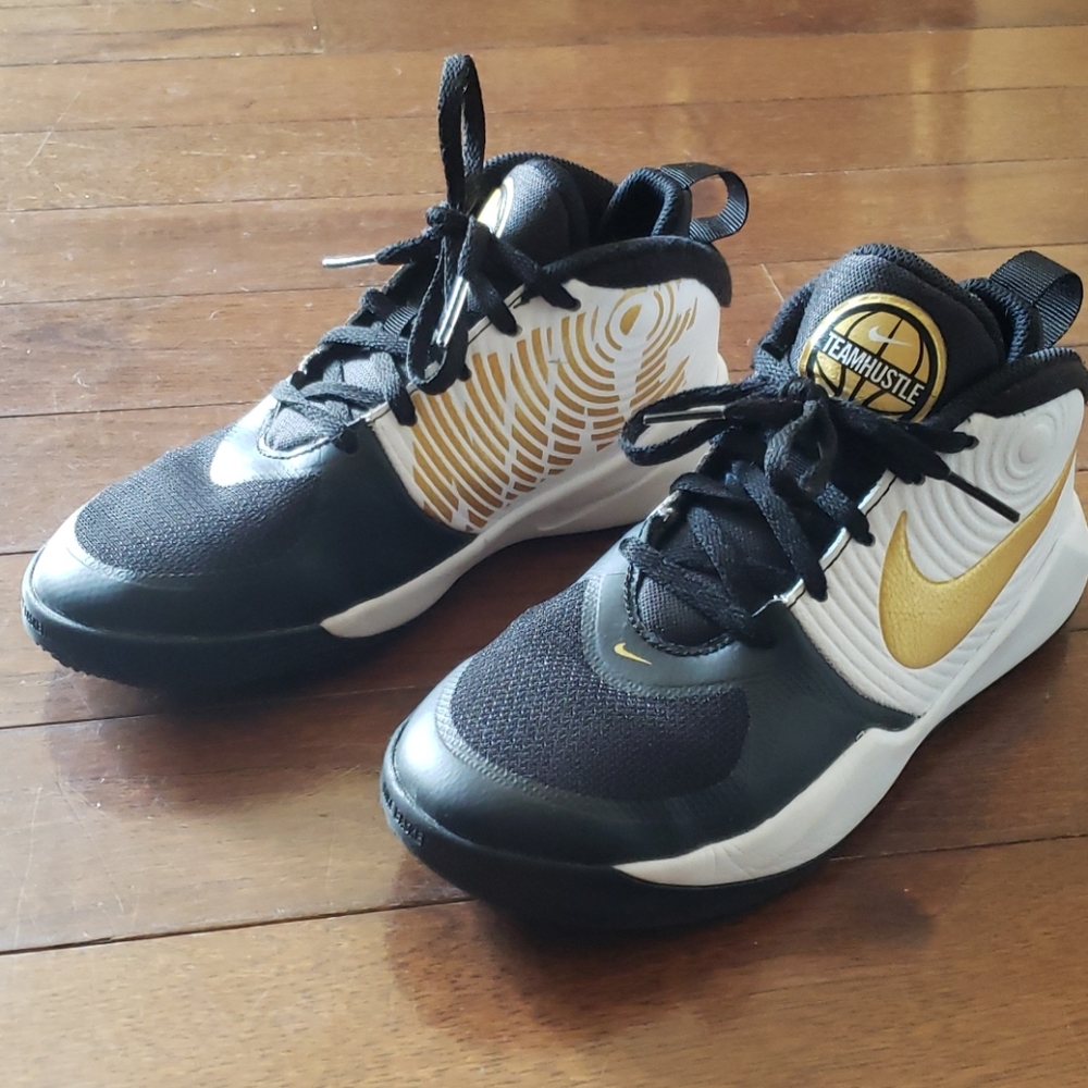 Boys Nike Team Hustle D 9 Basketball Shoes